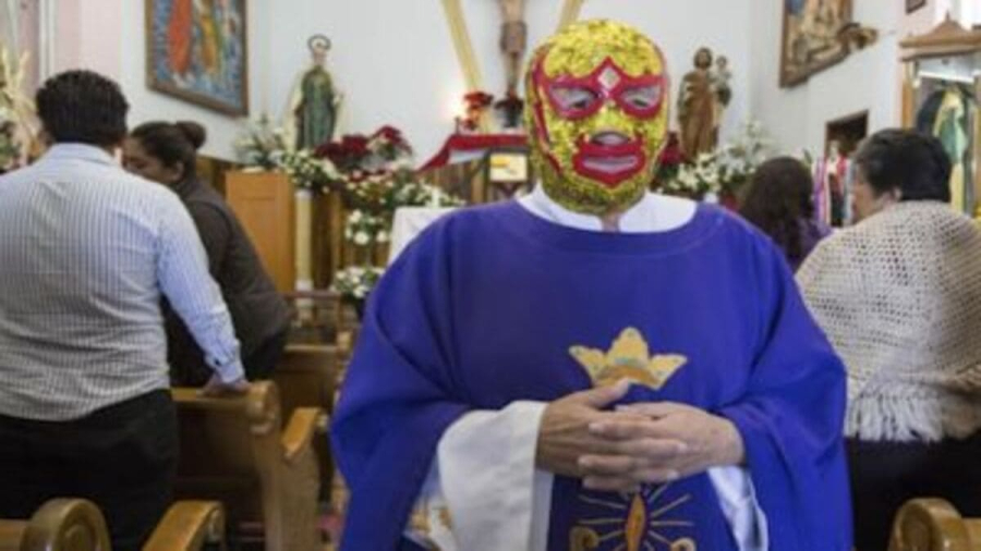 O padre que virou lutador mascarado para salvar um orfanato no México