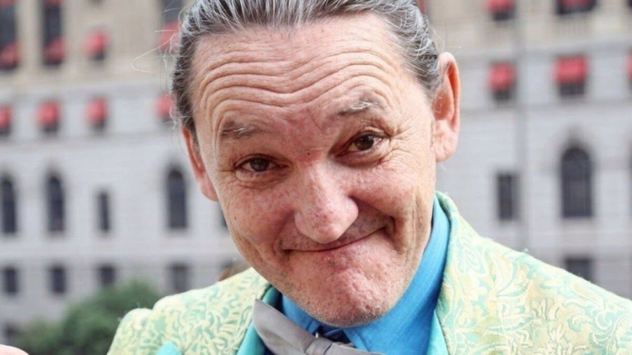 Acidente de moto do humorista Marquito preocupa fãs na capital paulista